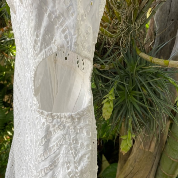 Bardot Beautiful White Eyelet Lace Dress With Peek-A-Boo Cut Outs On Sides - Picture 3 of 8